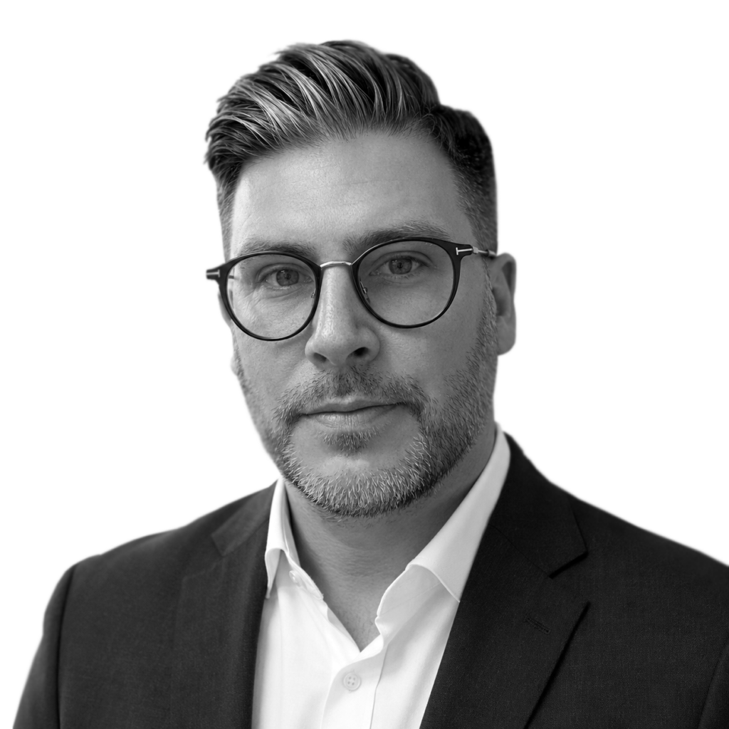 Black and white headshot of Simon Larkin CFCIM CMktr FCIM, Fractional CMO and founder of Hiddn Marketing